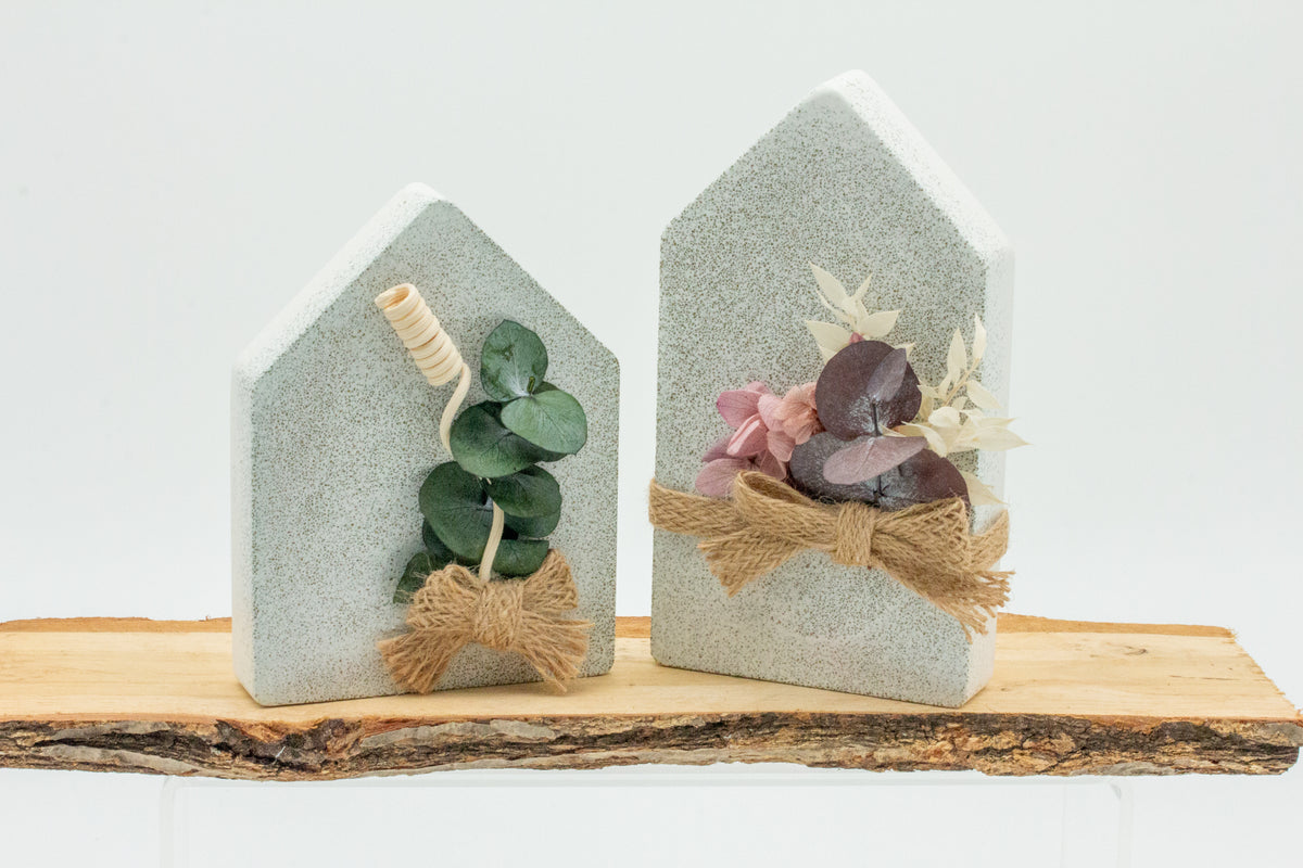 Haus aus Raysin mit Naturmaterialien – groß