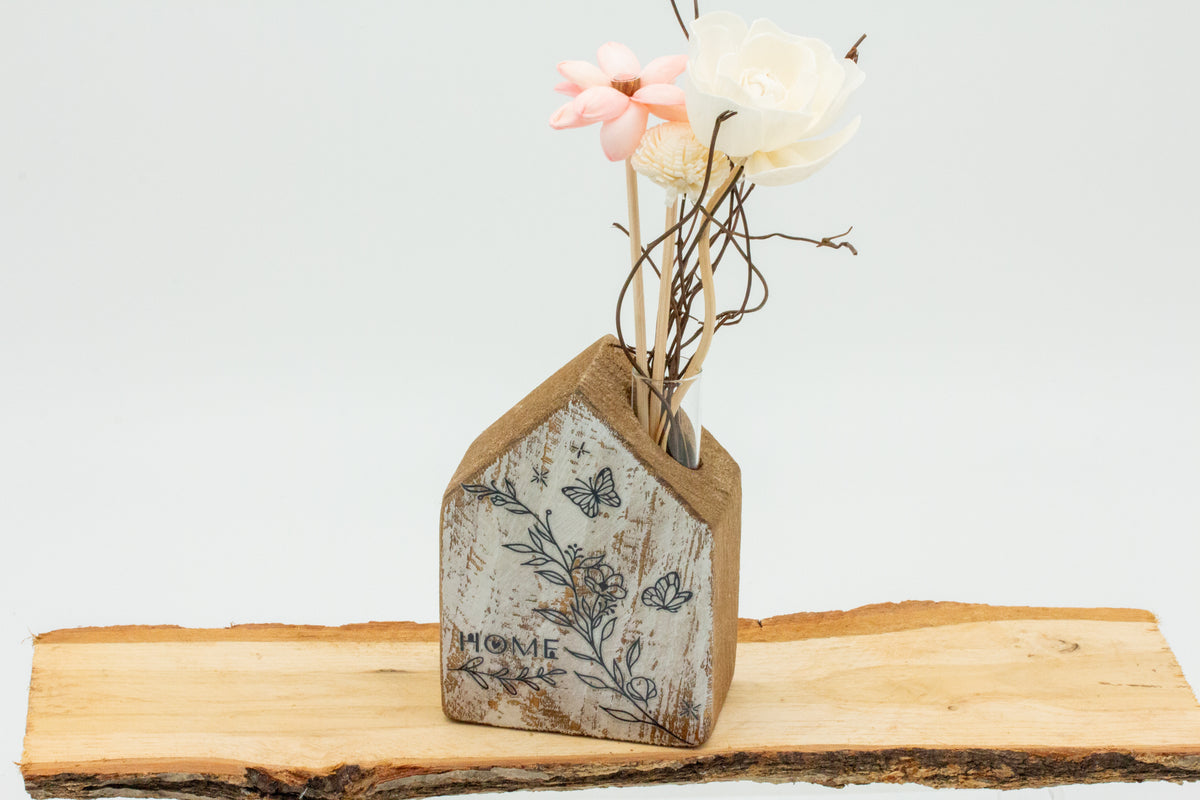 Haus aus Holz mit Trockenblumen – klein