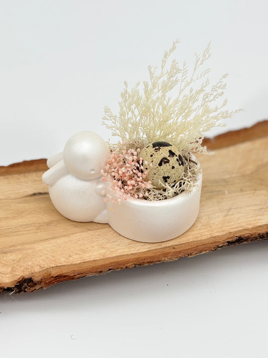 Raysin Hase mit Wachtelei & Trockenblumen – Frühlingsdeko