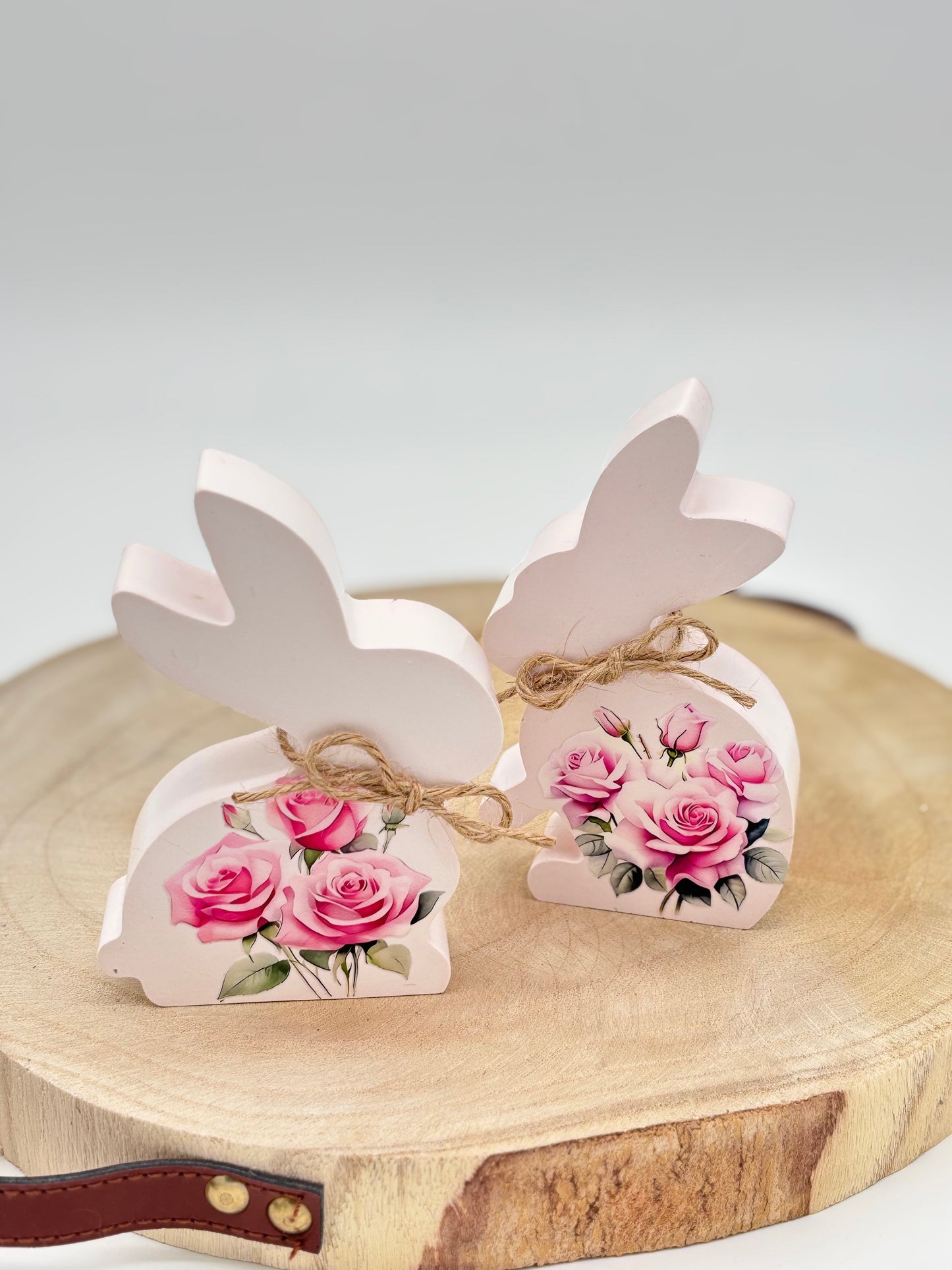 Raysin Hase Set mit Rosenmotiv & Juteband – Frühlingsdeko