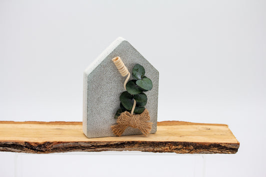 Haus aus Raysin mit Naturmaterialien- klein