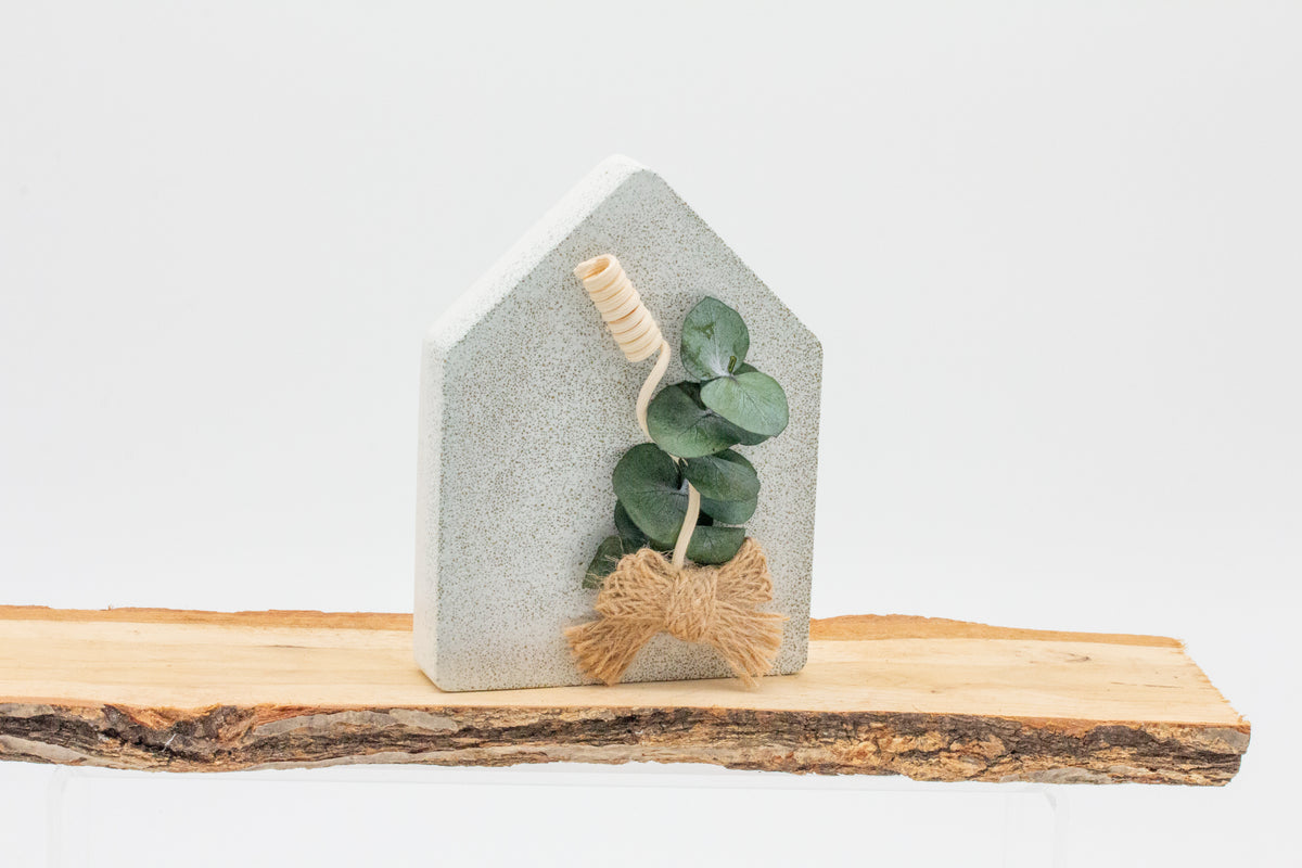 Haus aus Raysin mit Naturmaterialien- klein