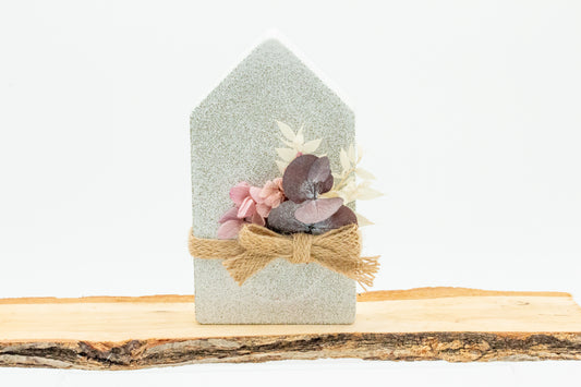 Haus aus Raysin mit Naturmaterialien – groß