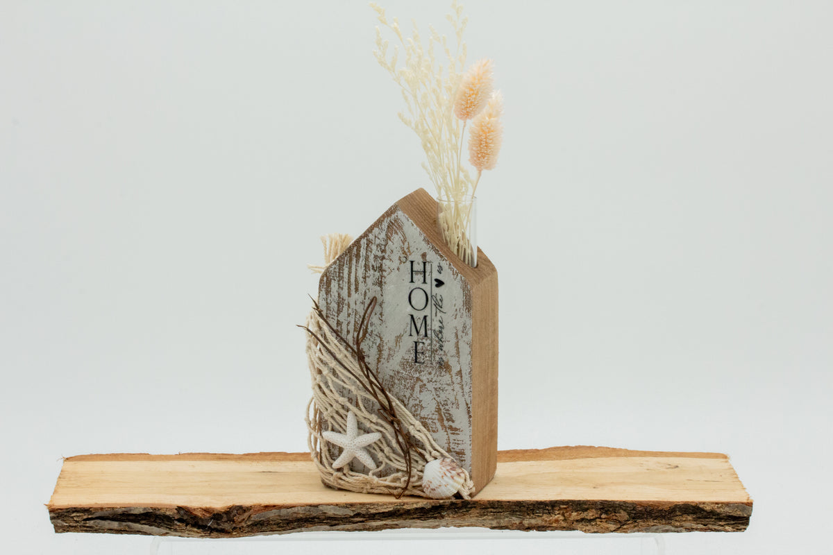 Haus aus Holz mit Naturmaterialien- groß