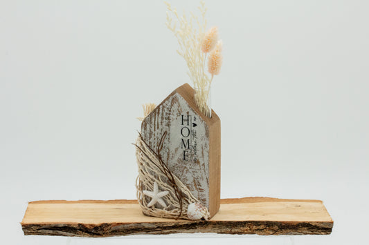 Haus aus Holz mit Naturmaterialien- groß