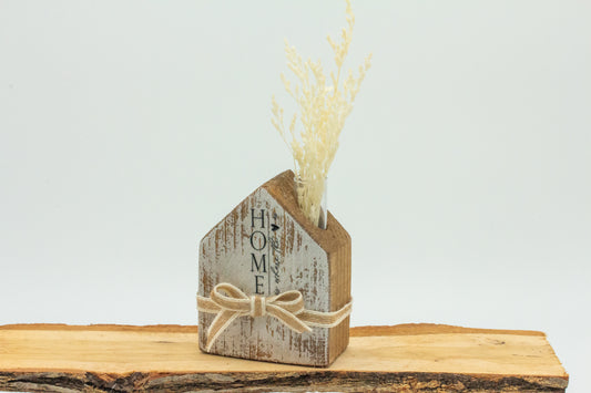 Haus aus Holz mit Trockenblumen- klein