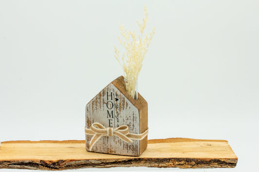 Haus aus Holz mit Trockenblumen- klein