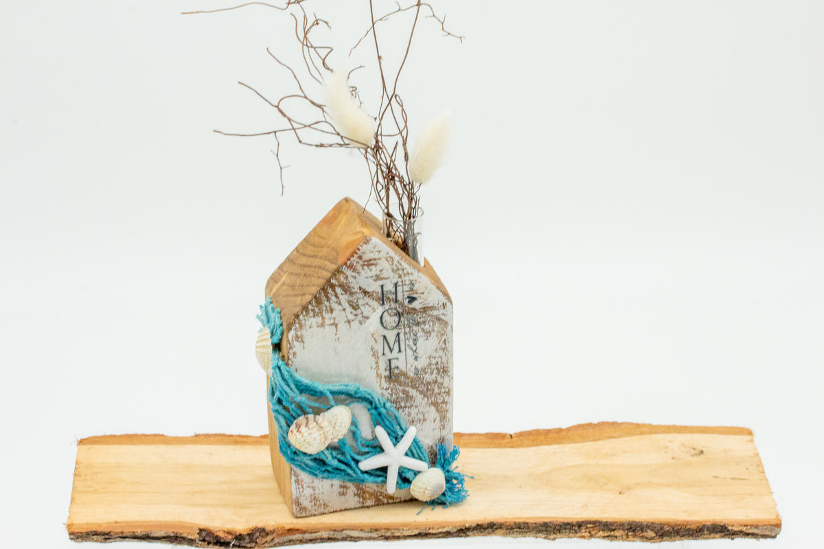 Haus aus Holz mit Naturmaterialien – groß