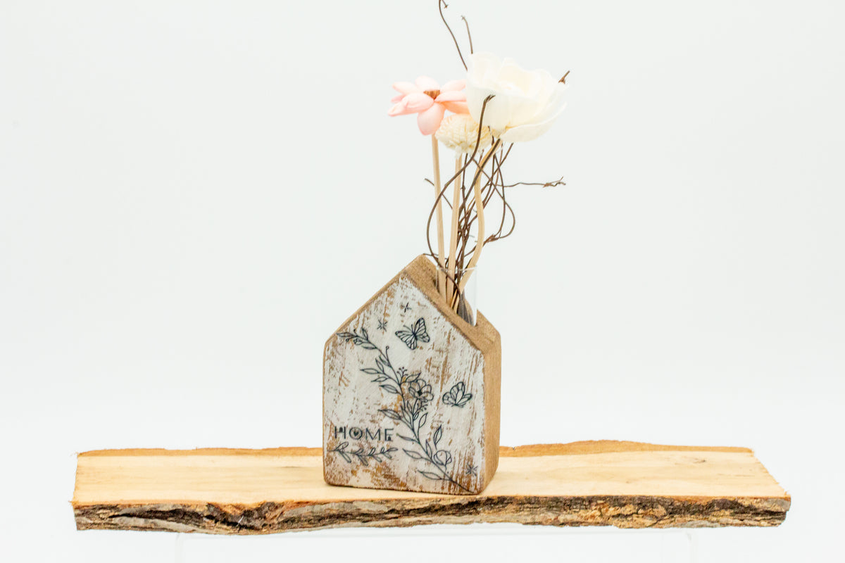 Haus aus Holz mit Trockenblumen – klein