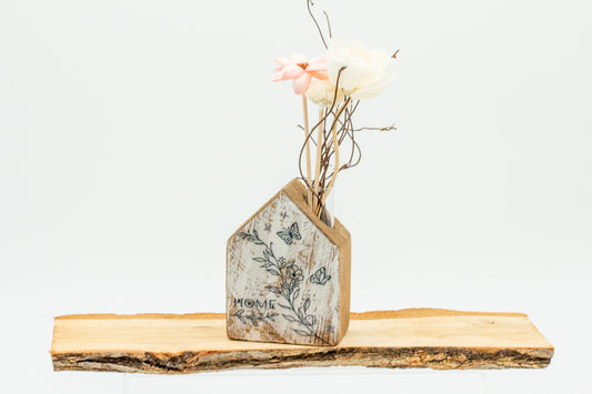 Haus aus Holz mit Trockenblumen – klein