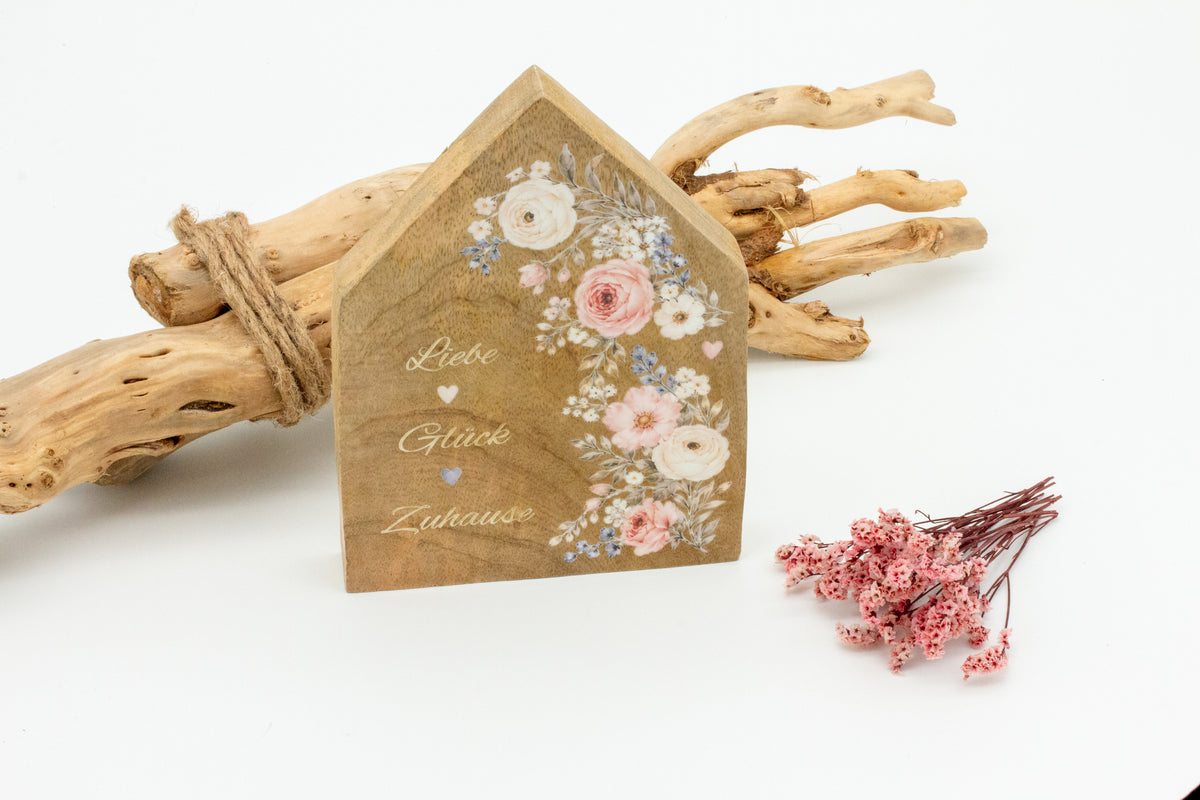 Haus aus Holz mit floralem Rub-on