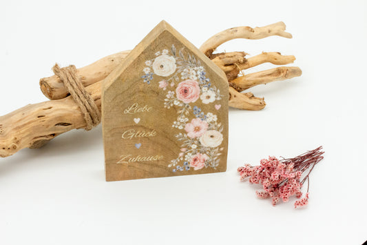 Haus aus Holz mit floralem Rub-on